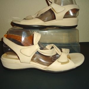 Clarks Artisan Women's Leather Beige Sandals Size-11XW